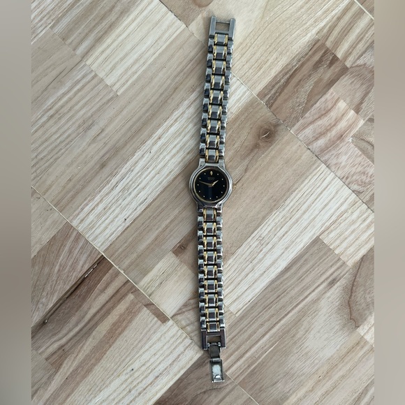 Seiko Ladies Watch Vintage Two Tone Bracelet Black Dial Gold  Tone Markers Hands - Picture 8 of 14